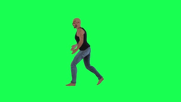 サングラスと黒のスイングと青のレギンスで緑の画面上の運動体を持つ男 傷ついた顔と頭と暗い肌と裸足で立ってマイケルジャクソンダンス — ストック動画