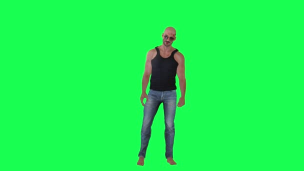 Muž Atletickým Tělem Zelené Cloně Slunečními Brýlemi Černým Houpačem Modrými — Stock video