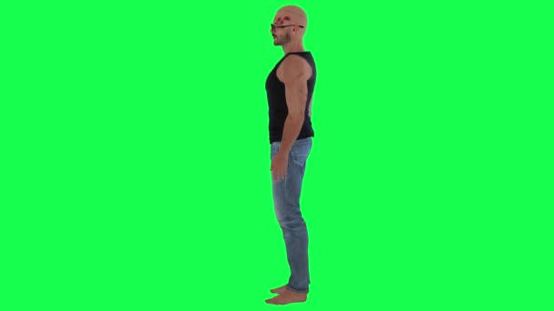 Atletyczny Mężczyzna Zielonym Ekranie Okularach Przeciwsłonecznych Czarnych Okularach Przeciwsłonecznych Legginsach — Wideo stockowe