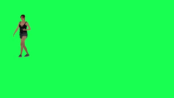 Женщина Среднего Телосложения Шрамами Зеленого Цвета Рыжими Темно Розовыми Волосами — стоковое видео