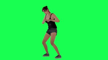 Orta yapılı, yeşil ekranlı, siyah ve koyu pembe saçlı, siyah gözlü ve yaralı yüzlü, siyah giysili, siyah ve kahverengi giysili bir kadın.