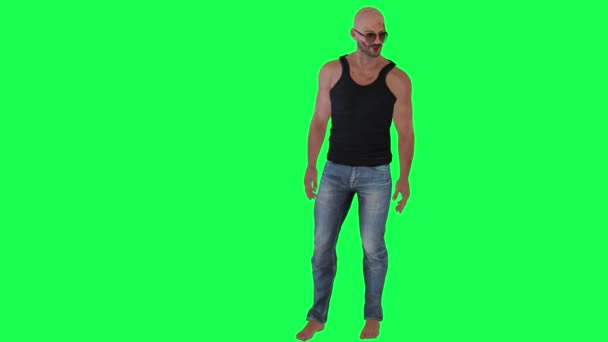 Человек Атлетическим Телом Зеленом Экране Солнечных Очках Черных Качелях Синих — стоковое видео