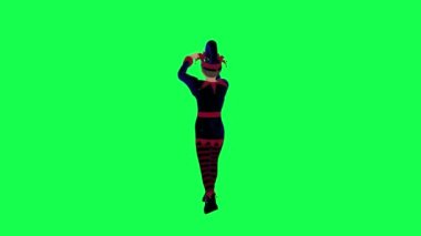 Kırmızı elbiseli üç boyutlu cüce palyaço dans ediyor ve yeşil ekranda dik açıdan mutlu. Arka planda yürüyen üç boyutlu insanlar. Görsel efekt animasyonu.