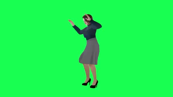 一个胖胖的女人 体形丰满 胸部大 绿色屏风 身穿深蓝色连衣裙 长颈裙 黑短袜 黑褐色和黑发 大腿高挑 — 图库视频影像
