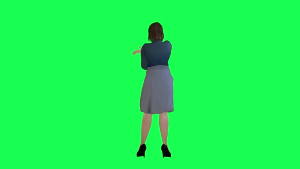 一个女人 体形肥胖 体形丰满 在绿色的屏风中 穿着深蓝色的连衣裙 黑色的鞋子 又矮又黑的棕色和黑色的头发 又高又白又浅 — 图库视频影像