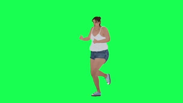 一个胖女人 身材高大 绿色屏幕 白色的秋千 蓝色的狮子裤 浅蓝色的棉花 身材高挑 皮肤白皙 有长方形的脸 下巴拉长 — 图库视频影像