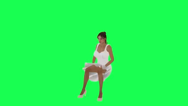 Высокая Женщина Коричневой Кожей Зеленом Экране Высоким Белым Саронгом Белыми — стоковое видео