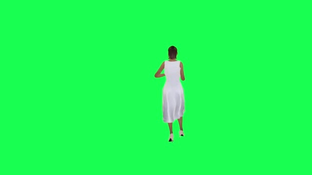 Una Mujer Alta Con Piel Marrón Una Pantalla Verde Con — Vídeo de stock