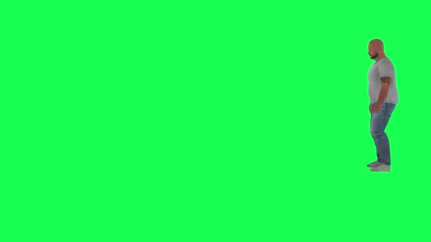 Чоловік Пухким Спортивним Тілом Зеленому Екрані Темно Білою Сукнею Короткими — стокове відео