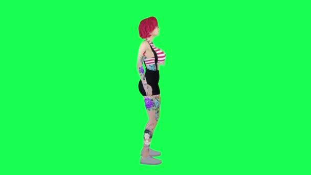 アルコールを飲む赤い髪と短いスカートを持つ3D完全に入れ墨された女性と話す孤立した左角度の緑のスクリーンキャラクター漫画かわいいクロマキー背景アニメーション — ストック動画