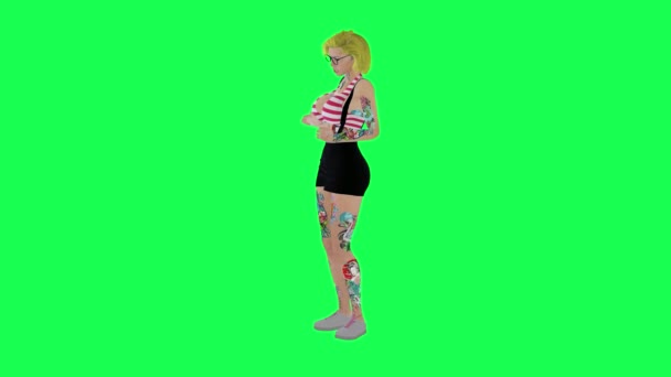 Полная Татуированная Блондинка Очках Сидит Разговаривая Прямым Углом Изолированный Зеленый — стоковое видео