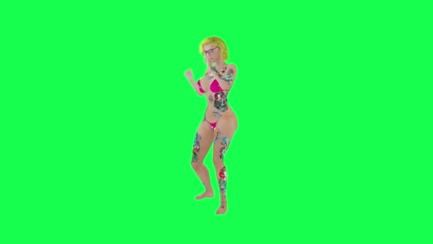 Blond Getatoeëerde Vrouw Roze Bikini Rapping Linker Hoek Geïsoleerde Groene — Stockvideo