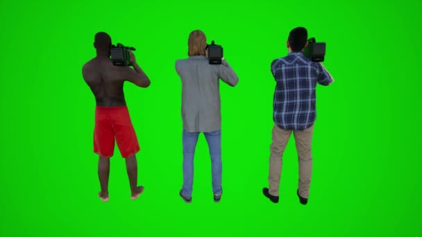 三个摄影师在欧洲海岸拍摄的3D动画 非洲美国 从彩色键绿色屏幕后面看3D动画 3D人 红色键 彩色键 背景动画 男人和女人在一起聊天 — 图库视频影像