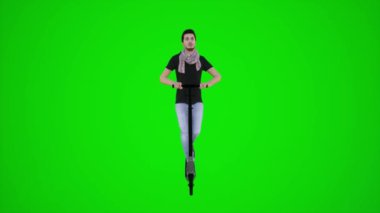 3D yeşil ekran turisti, Avrupa sokaklarında mobiletle geziyor. 3D insanlar, krom rengi arka planda yaşayan erkek ve kadın yürüyüşleri hakkında konuşuyor.