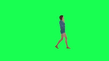 Kot pantolonlu kız telefonda yürüyor ve konuşuyor. Doğrudan yeşil ekran 3D insanlar daha kırmızı renkli arka plan animasyon adamı ve kadın yürüme sohbeti.