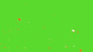Patlayıcı ya da aksiyon dolu görsel efektler için ideal yeşil ekran üzerinde dinamik bir şekilde dağılan bir dizi turuncu kıvılcım.