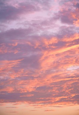 Güzel alacakaranlık gökyüzü altın saat gün batımı ve mor menekşe rengi pastel renkli bulutlar. Soyut doğa duvar kâğıdı, antika ya da retro, cennet arkaplan kapağı tasarımı fikri..