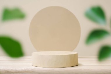 Boş daire ahşap döşeme zemin podyumu. Bulanık bej arkaplanı. Kozmetik güzellik doğal ürün tanıtımı.
