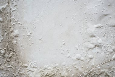 Nem sorunu, dış yüzeydeki akrilik beyaz boyalı çatlak yüzey dokusu. Kirli, beton duvar arka planında nem sorunu. Eski inşaat konsepti, yenileme evi..