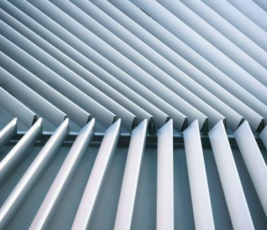 Modern mimarinin soyut geometri düz desenli metal alüminyum malzeme yapısı arka planına sahip dış cephe dekorasyonu. Yeni fütüristik bina detay duvar kağıdı tasarımı kavramı..