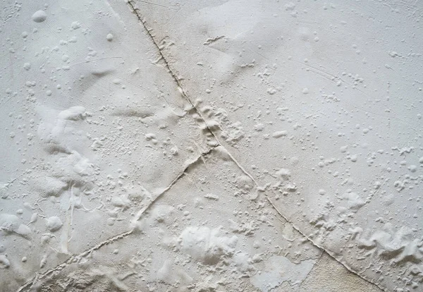 Nem sorunu, dış yüzeydeki akrilik beyaz boyalı çatlak yüzey dokusu. Kirli, beton duvar arka planında nem sorunu. Eski inşaat konsepti, yenileme evi..