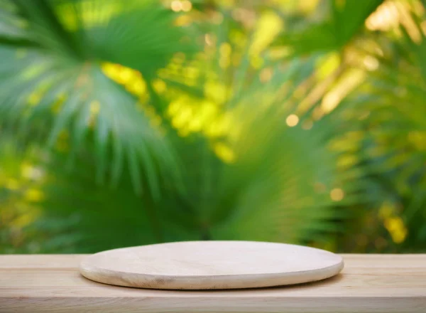 boş masa çam ağacından podyum dokusu tropikal doğa ormanı yeşil bitki altın güneş ışığı ormanı arkaplanı boşluk. Organik sağlıklı doğal ürün tanıtım ekranı.