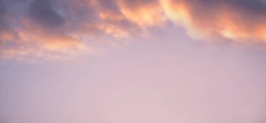 Güzel alacakaranlık gökyüzü altın saat gün batımı ve mor menekşe rengi pastel renkli bulutlar. Soyut doğa duvar kâğıdı, antika ya da retro, cennet arkaplan kapağı tasarımı fikri..