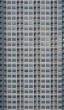 Dümdüz, terassız modern cam pencere önü ön cephe dış tasarımı. Lüks yaşam tarzı yüksek apartman dairesi. Şehir yaşamında sermaye..