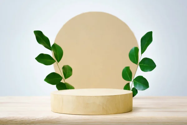 Boş yuvarlak ahşap döşeme zemin podyumu. Bulanık mavi pastel arka plan. Kozmetik güzellik doğal ürünü tanıtım niteliğinde.