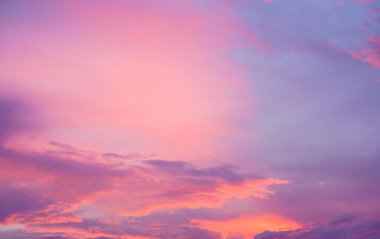 güzel alacakaranlık gökyüzü altın saat gün batımı ve mor menekşe rengi tatlı pastel atmosfer. Duvar kağıdı, eski veya eski, cennet arkaplan tasarımı için fikir..