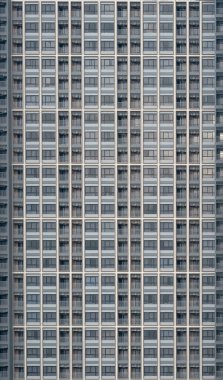 Dümdüz, terassız modern cam pencere önü ön cephe dış tasarımı. Lüks yaşam tarzı yüksek apartman dairesi. Şehir yaşamında sermaye..