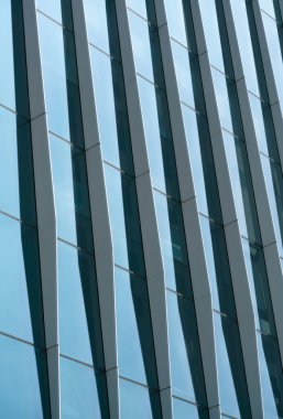 Yumuşak ışık desenli ön cephe dış mimari bina yansıması mavi gökyüzü temiz arkaplan modern iş ofisi konsepti, akıllı şehir fon örtüsü minimum tasarım.