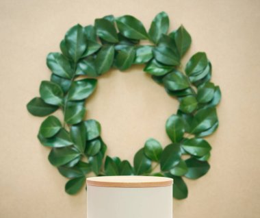 Minimum podyum masası üst kattaki daire, taze yeşil yaprak bej arkaplanı bulanıklaştırdı. Organik bitkisel sağlıklı doğal ürün yerleştirme kaidesi tanıtım standı, tropikal doğa orman kavramı