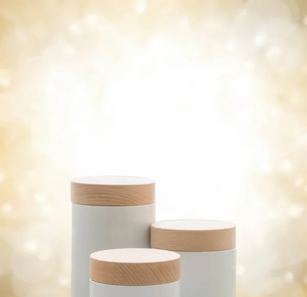 Minimum podyum masası en üst kattaki altın parıltılı ışıltı arka planda bulanıklık yarattı. Lüks güzellik kozmetik ürünler sunumu, tanıtım tezgahı, festival bayramı xmaları ve mutlu yeni yıl konsepti..