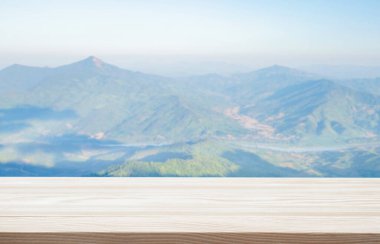 Ahşap masa üstü podyum zemini, açık hava dağ manzarası arka planı. Doğal kozmetik veya sağlıklı organik ürün yerleştirme tezgahı sergisi, bahar yaz platformu konsepti..