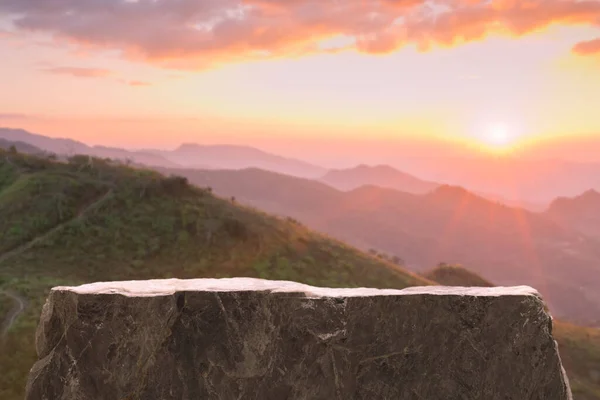 Taş podyum masa üstü zemin açık havada gün batımı gökyüzü altın pembe pastel dağ manzarası arka planı. Kozmetik ürün yerleştirme platformu sunumu. Rüya gibi yaz konsepti..