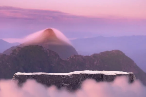 Gökyüzünde taş podyum Pembe pastel yumuşak bulut sisli dağ manzarası arka plan. Güzellik kozmetik ürün yerleştirme sunumu minimum görüntü, yaz cenneti rüya gibi konsept..