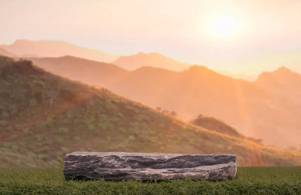Gün batımında altın gökyüzü üzerinde taş podyum. Dağ manzarası arka planda. Güzellik kozmetik ürünleri yerleştirme..