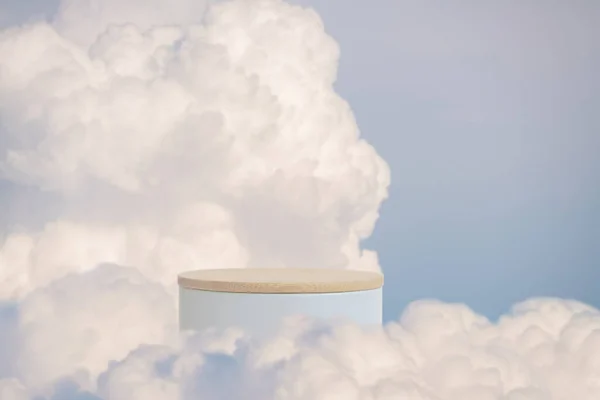 Mavi gökyüzünde gerçeküstü podyum. Boşluğu olan yumuşak beyaz bulutlar. Güzellik ürünleri yerleştirme sunumu..