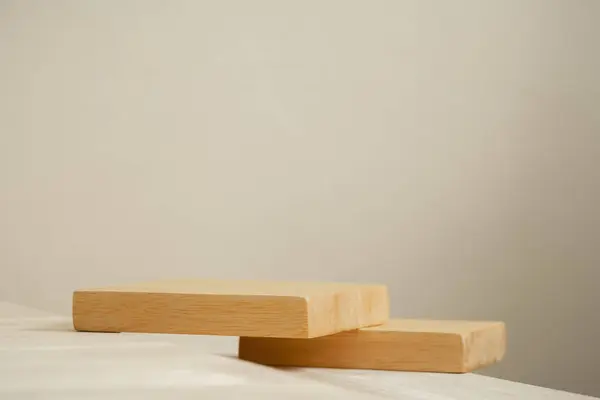 Minimum ahşap podyum üstü bulanık bej arka plan. Güzellik kozmetik doğal hafif ürün modern ekran, doğa çevre dostu kavram..