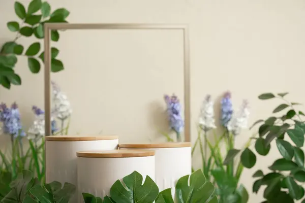 Bej arka planda bulanık yeşil yaprak bitkisine sahip minimum ahşap beyaz podyum. Güzellik kozmetik doğal hafif ürün modern ekran, doğa çevre dostu konsept.