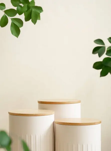 Bej arka planda bulanık yeşil yaprak bitkisine sahip minimum ahşap beyaz podyum. Güzellik kozmetik doğal hafif ürün modern ekran, doğa çevre dostu konsept.
