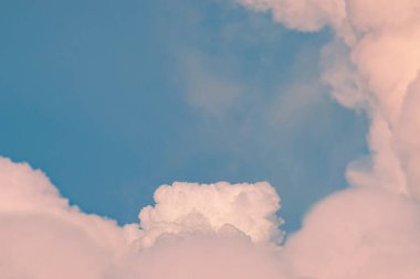 Mavi gökyüzü üzerinde sürreal bulut podyumu boş uzay ile pembe pastel bulutlar. Güzellik kozmetik ürün yerleştirme kaidesi mevcut tanıtım minimum ekran, yaz cenneti rüya gibi konsept.