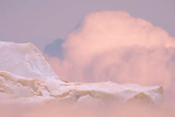 Mavi gökyüzünde açık havada gerçeküstü taş bir podyum masası. Pembe pastel, yumuşak arka plan. Güzellik kozmetik ürünü yerleştirme..