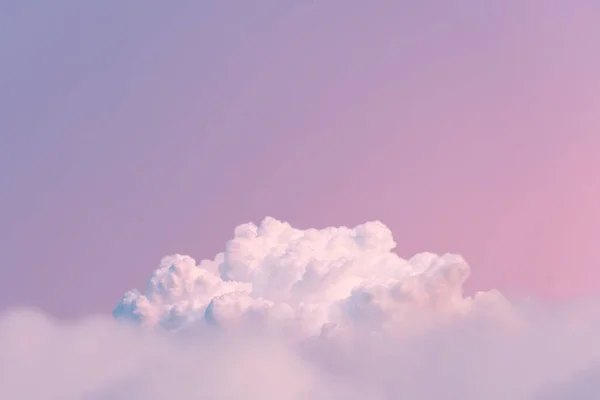 Mavi pembe pastel gökyüzü beyaz bulutları üzerinde sürreal bulut podyumu. Güzel kozmetik ürünler yerleştirme. Mevcut teşvikler minimum ekran, yaz cenneti rüya gibi kavram..