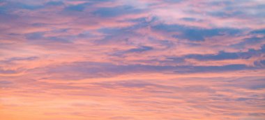 Akşam günbatımında güzel alacakaranlık mavi gökyüzünde pembe turuncu pastel bulutlar soyut arka plan, yaz cenneti rüya gibi konsept. 