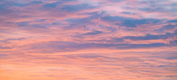 Akşam günbatımında güzel alacakaranlık mavi gökyüzünde pembe turuncu pastel bulutlar soyut arka plan, yaz cenneti rüya gibi konsept. 