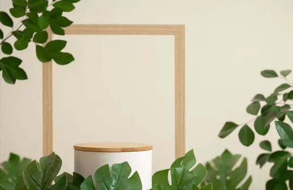 Bej arka planda bulanık yeşil yaprak bitkisine sahip minimum ahşap beyaz podyum. Güzellik kozmetik doğal hafif ürün modern ekran, doğa çevre dostu konsept.
