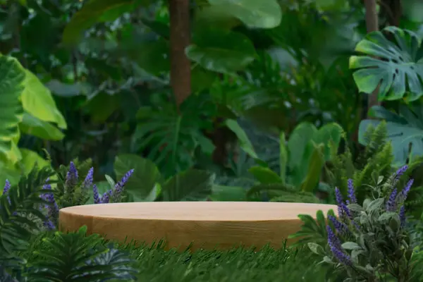 Açık hava tropikal bahçe ormanlarının en üst katındaki ahşap podyum masası bulanık yeşil yapraklı bitki örtüsü arka planı. Doğal ürün yerleştirme tezgahı sergisi, orman cenneti konsepti..