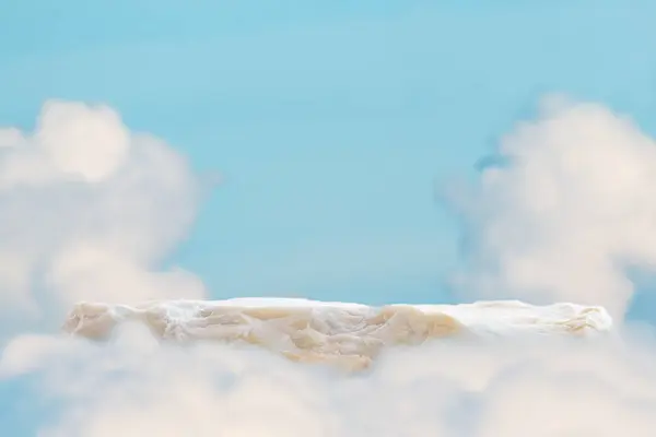 Mavi gökyüzünde taş podyum masası zemininde pastel yumuşak beyaz bulut arka planı bulanıklaştırdı. Güzellik kozmetik ürünleri yerleştirme, tanıtım standı, yaz cenneti rüya gibi konsepti..